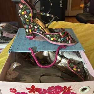 Slightly wedged heel. Fabric floral print with cherries with strap